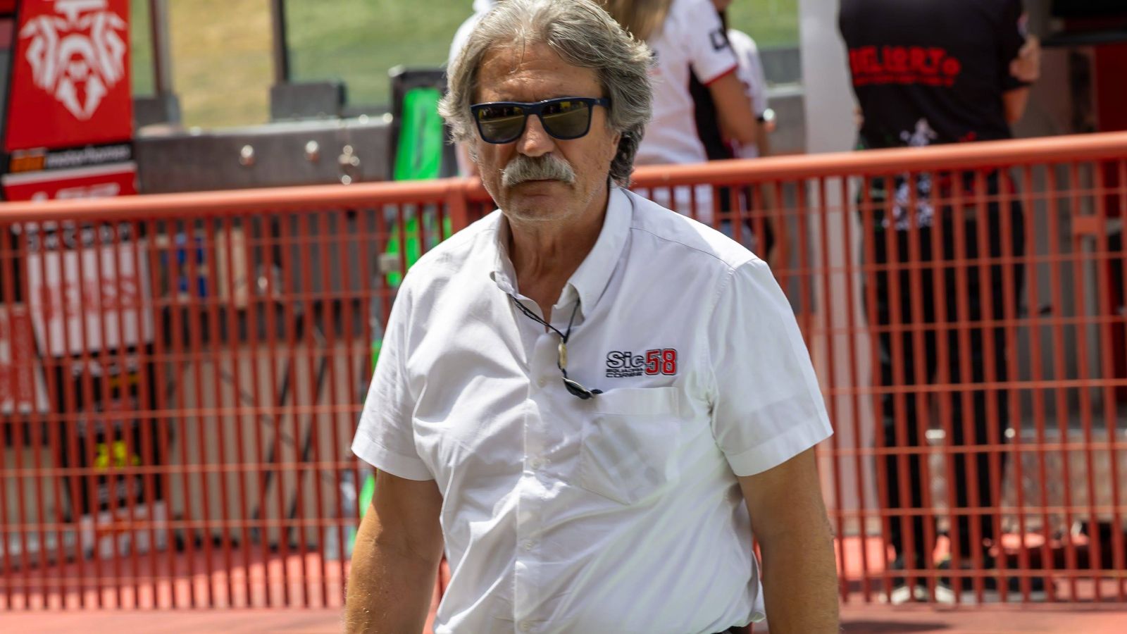 Paolo Simoncelli desnuda a Bagnaia frente a Marc Márquez