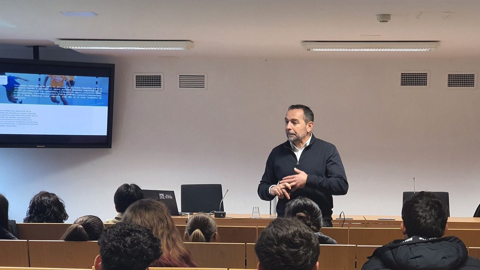 El vicerrector Antonio Fernández presenta el Estatuto de las Personas Deportistas de la UPO
