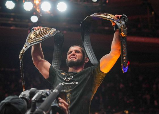 Islam Makhachev decide parar, descarta a Topuria y le da un palo