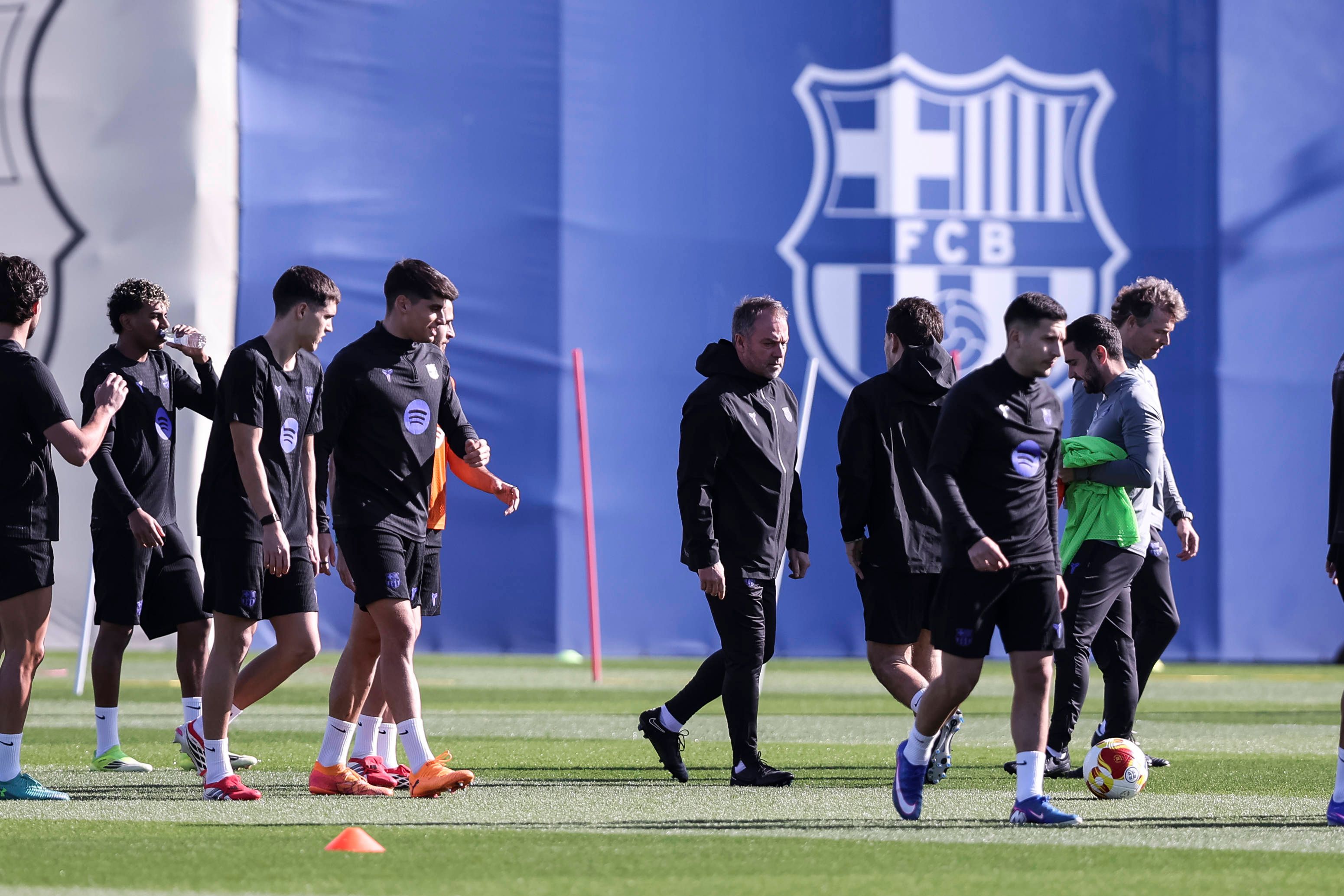 Hansi Flick 'anticipa' las bajas contra el Atlético de Madrid tras el entrenamiento del Barcelona