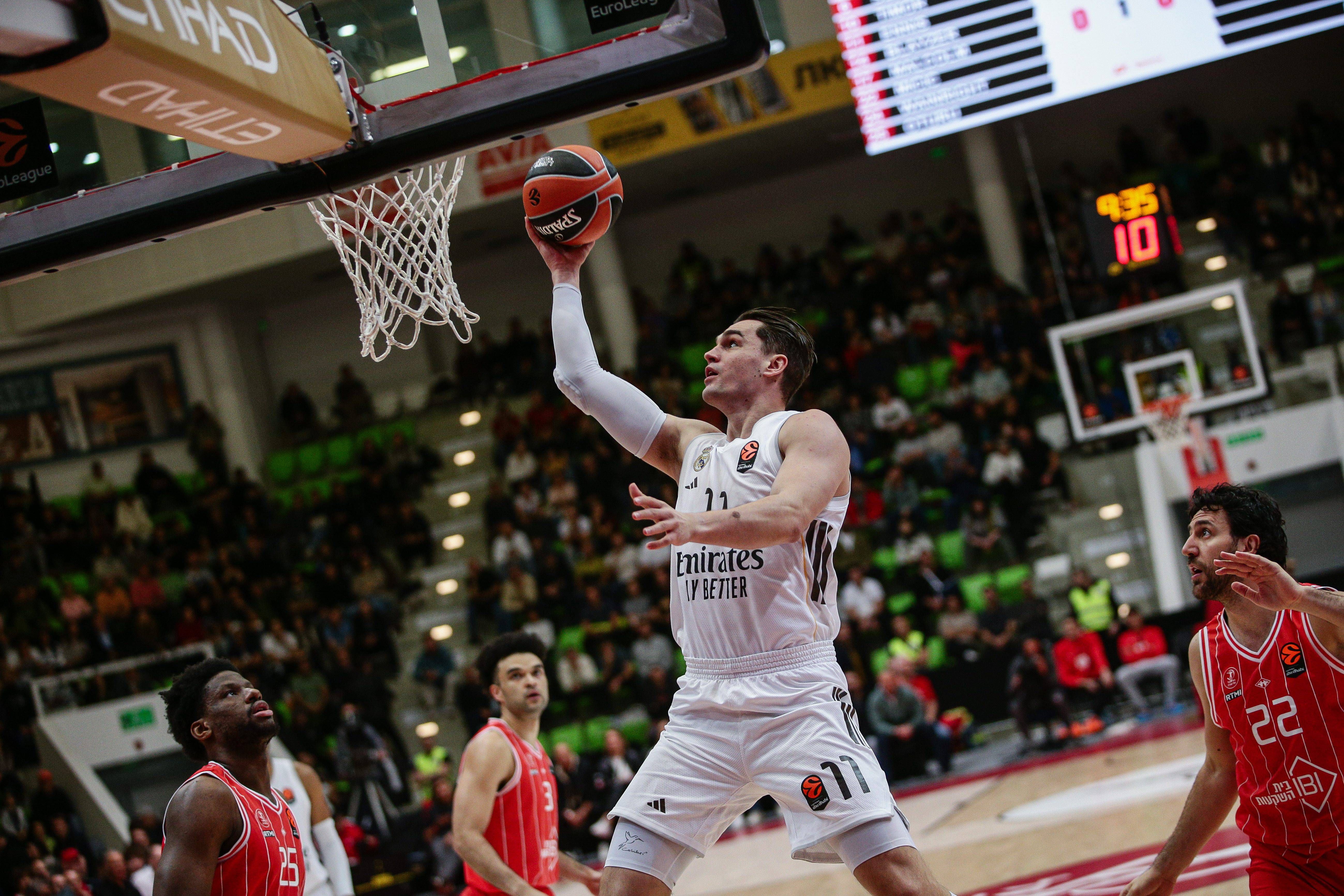 El Real Madrid derrota 'in extremis' al líder de la Euroliga para iniciar su remontada (74-75)