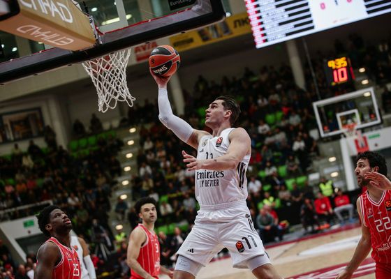 El Real Madrid derrota 'in extremis' al líder de la Euroliga para iniciar su remontada (74-75)
