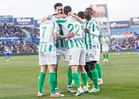 La afición del Betis quiere más madera arriba