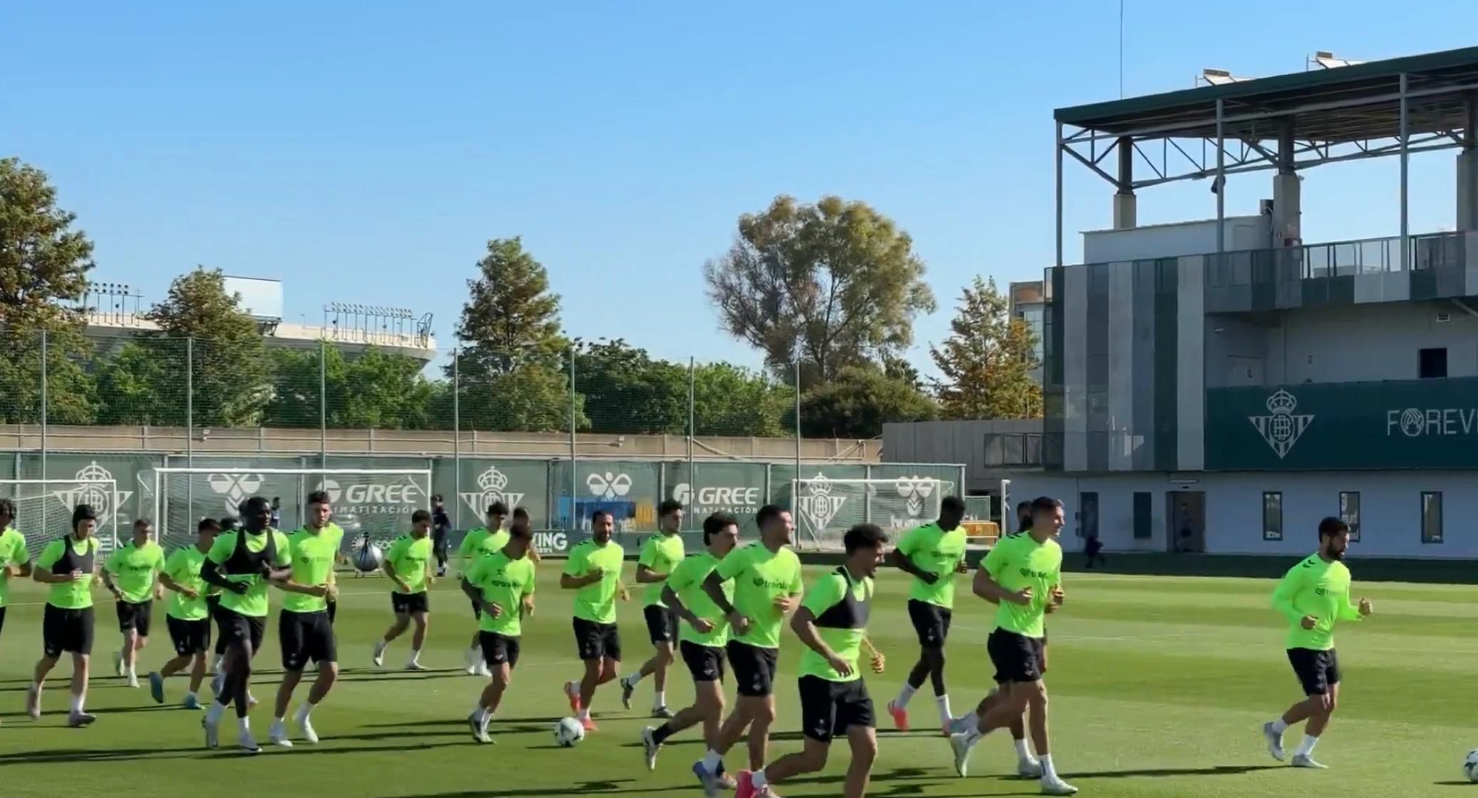 Bakambu regresa al grupo en una sesión inundada por la cantera 