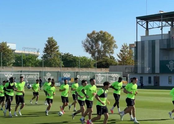 Bakambu regresa al grupo en una sesión inundada por la cantera 