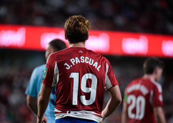 Polémica en Granada: A Jorge Pascual le costó la roja tras decir "puto bigotes" al asistente