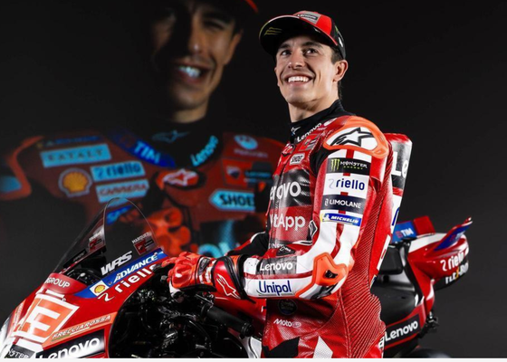 Marc Márquez ya tiene moto para defender el título: Ducati presenta su GP26 del centenario