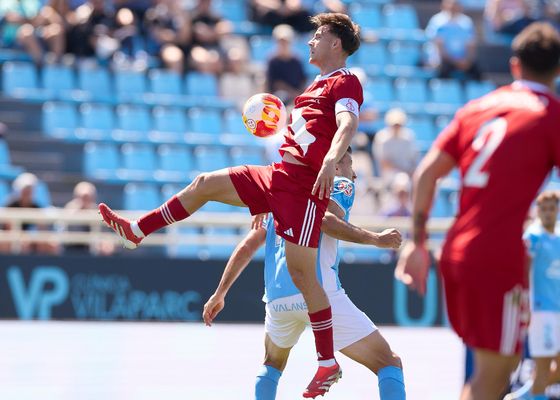Ibiza 0-1 Sevilla Atlético: Miguel Sierra celebra su nuevo contrato invitando a jugar una bola extra 