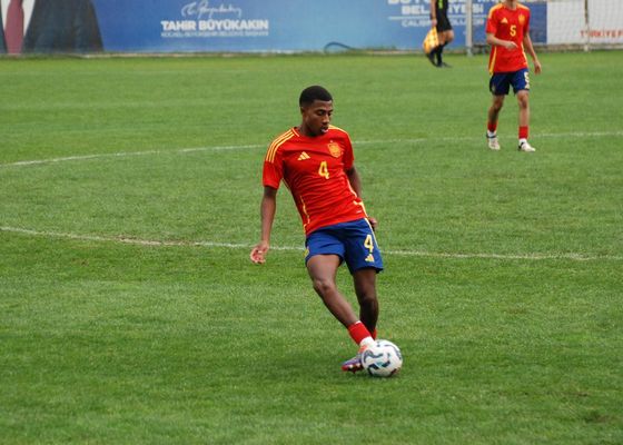 Una perla internacional sub 18 con España irrumpe con fuerza en el Real Zaragoza