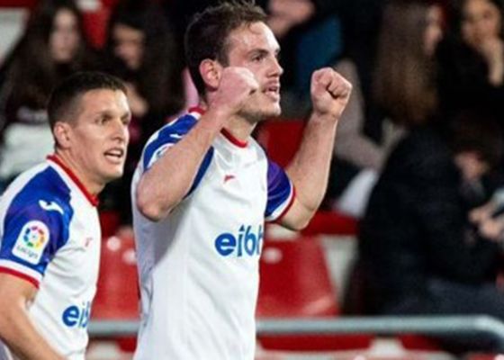 La Real Sociedad lo dejó salir pagando parte de su ficha y ahora es el delantero de moda de Segunda