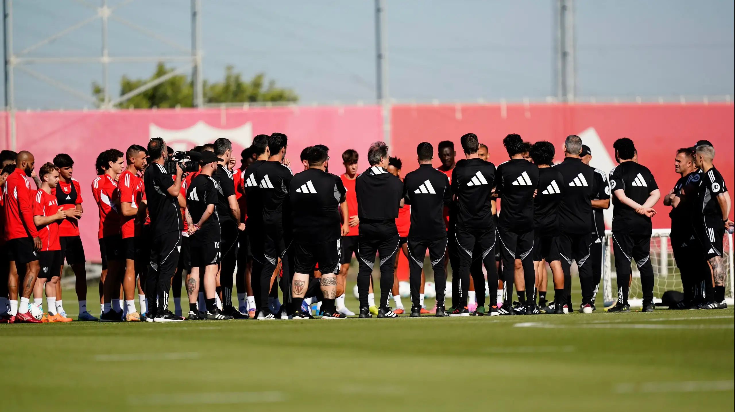 Nico Guillén y Andrés Castrín, cara y cruz canterana para el entrenamiento más tranquilo del año en el Sevilla 