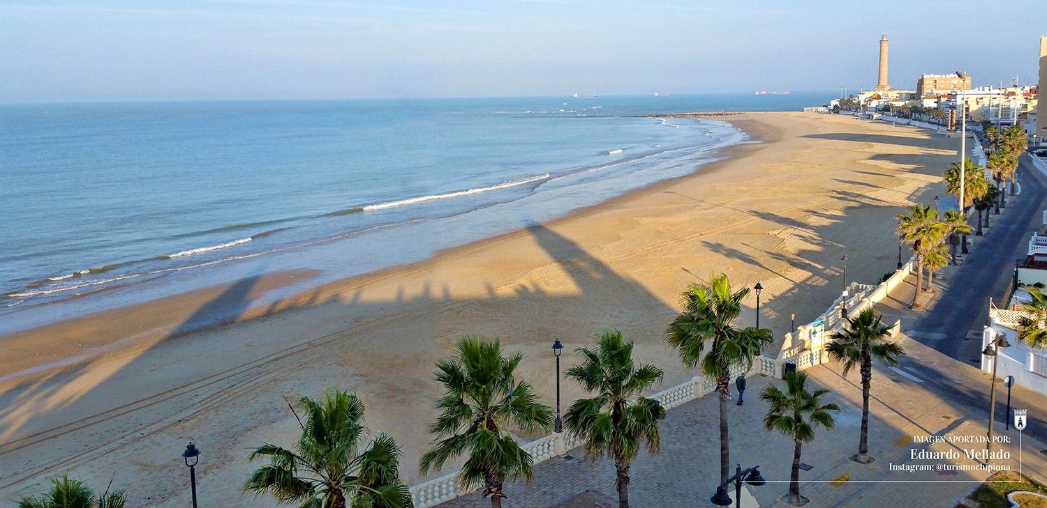 El pueblo más feliz de España está en Andalucía y es el destino con playa perfecto para este verano