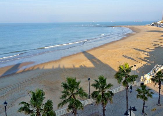El pueblo más feliz de España está en Andalucía y es el destino con playa perfecto para este verano 