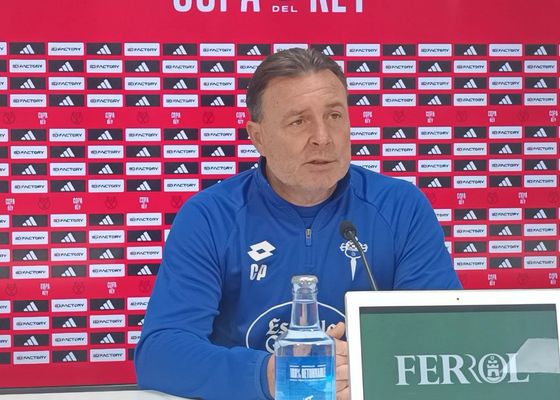 El técnico del Racing de Ferrol prefiere no hablar de la expulsión de Manzanara y señala al césped