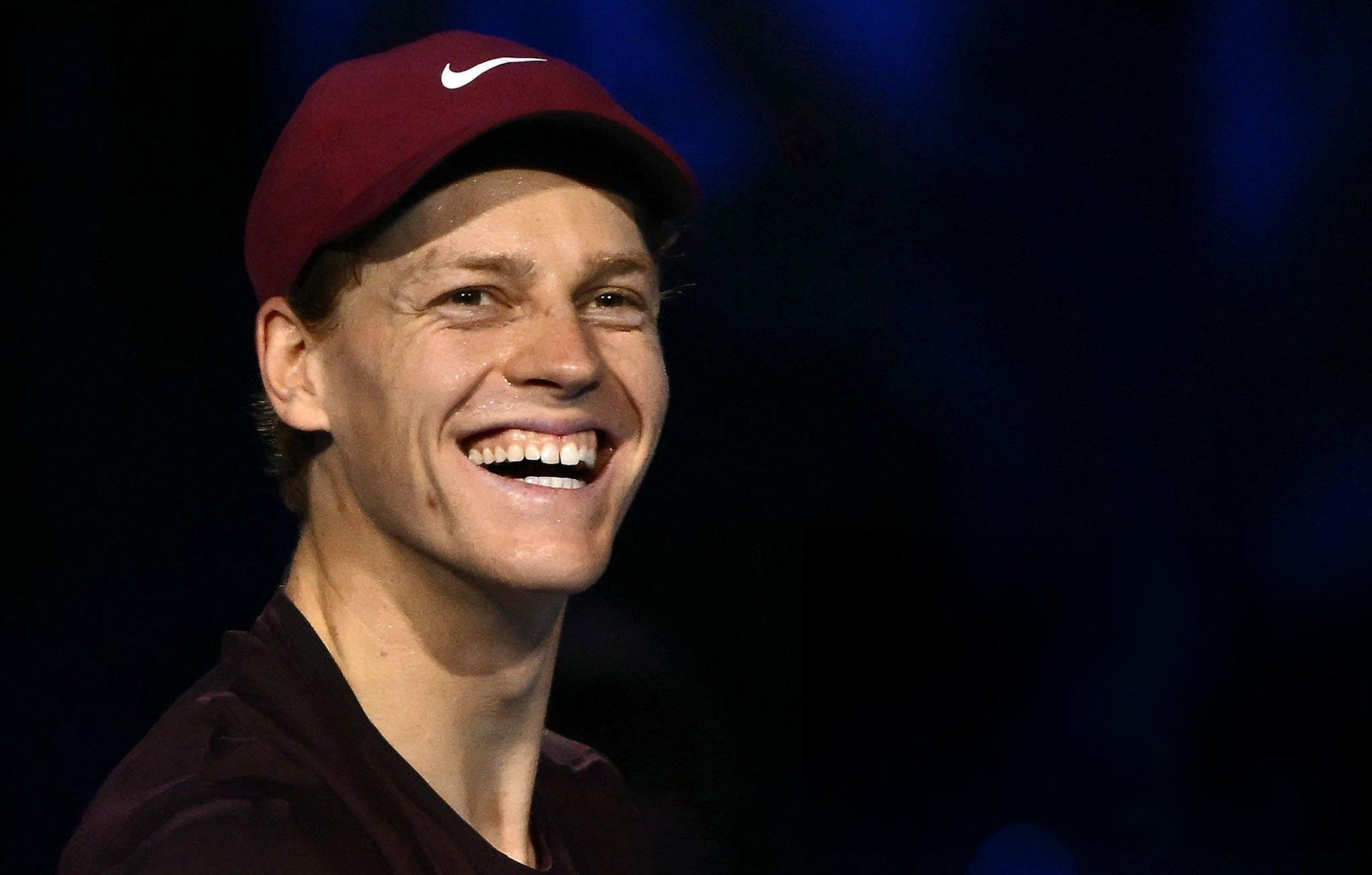 Jannik Sinner destroza a un mermado Aliassime y mete miedo en las Finals 