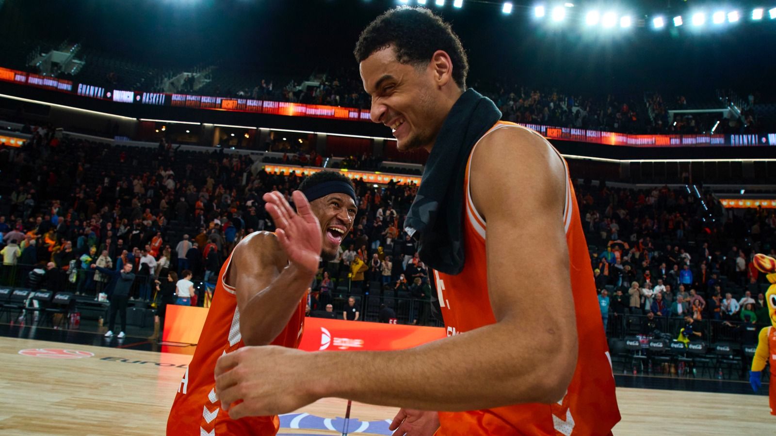 El Valencia Basket hace historia y el Barça salva los muebles