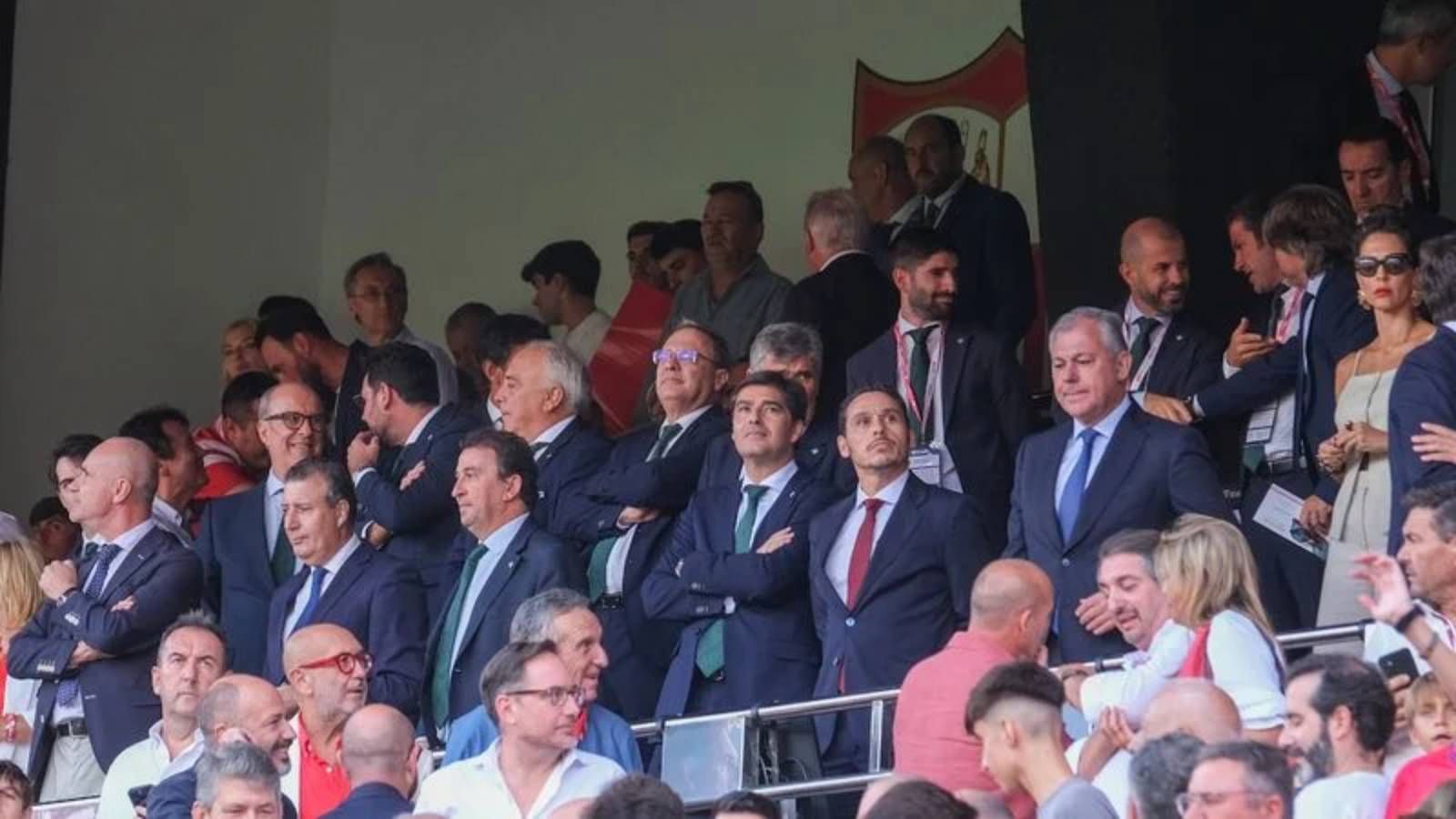 Un empate en los despachos de Betis y Sevilla con muchos interrogantes 
