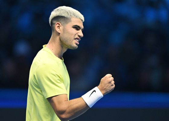 Carlos Alcaraz hace magia en las ATP Finals, acaricia la semifinal y está a una victoria de consolidarse número uno