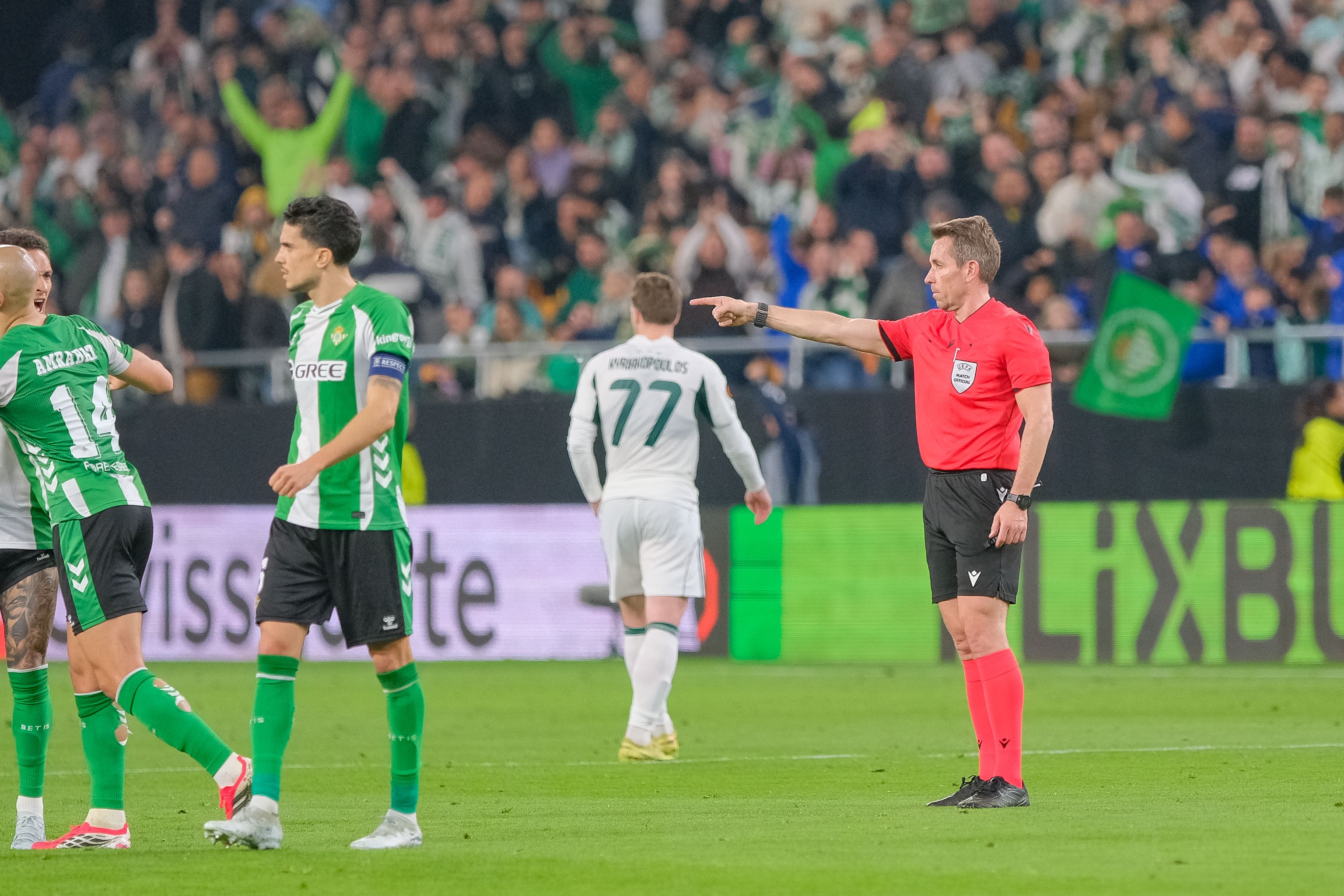 El fuera de juego de Abde en el gol de Amrabat: la sucesión de errores que impidieron que se anulara