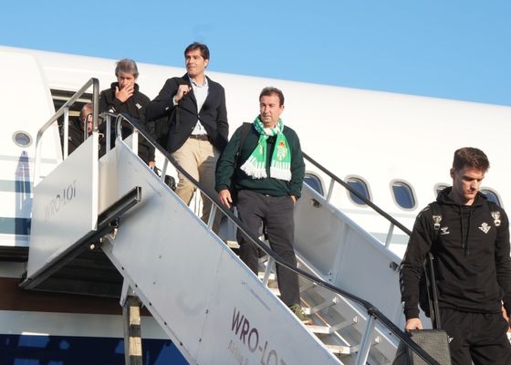 El Real Betis aterriza en Breslavia “convencido” de hacer historia con las dudas de Lo Celso y Sabaly