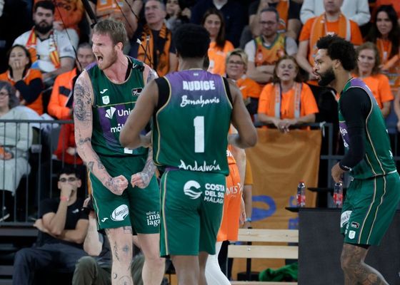 Unicaja asalta el santuario del Valencia Basket con el héroe menos esperado: "Se lo dedicamos a su madre"