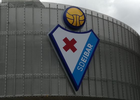 Escudo del Eibar: historia, significado, heráldica y evolución del emblema de los eibarreses