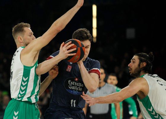 El Real Betis no encuentra el camino en Santiago