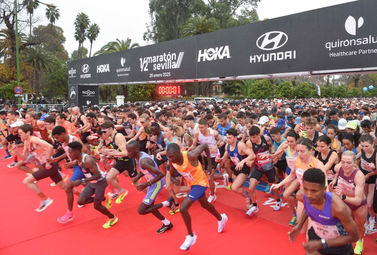 El Medio Maratón de Sevilla bate récords y se adapta al luto por la tragedia ferroviaria