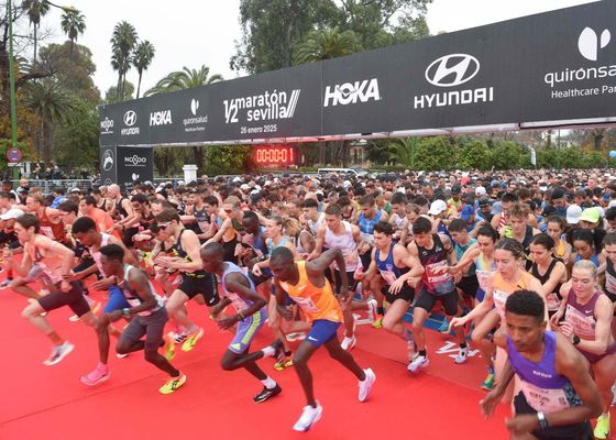 El Medio Maratón de Sevilla bate récords y se adapta al luto por la tragedia ferroviaria