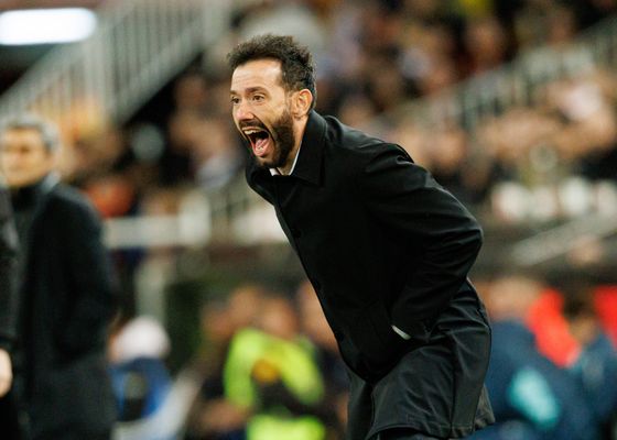 Corberán, entrenador del Valencia, sobre el posible penalti a Ramazani: "Agarrón hay"