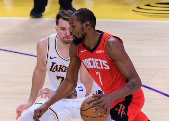 Unos Lakers sin piedad machacan a Kevin Durant por partida doble