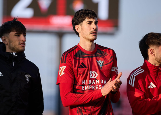 Un histórico Carlos Fernández mantiene vivo al Mirandés en el sueño de la permanencia en Segunda