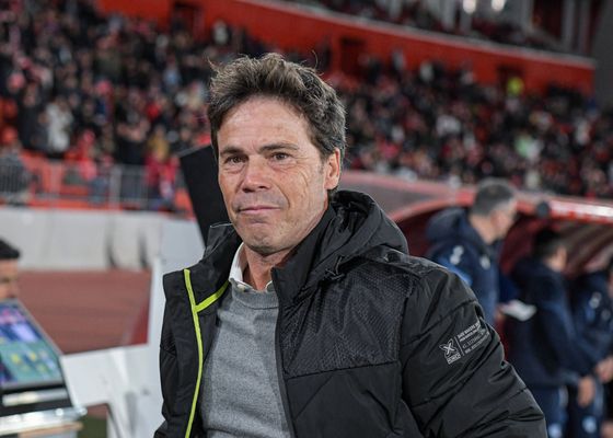 Rubi señala al arbitraje tras la goleada en Santander: "No me sorprende la expulsión de Lopy"