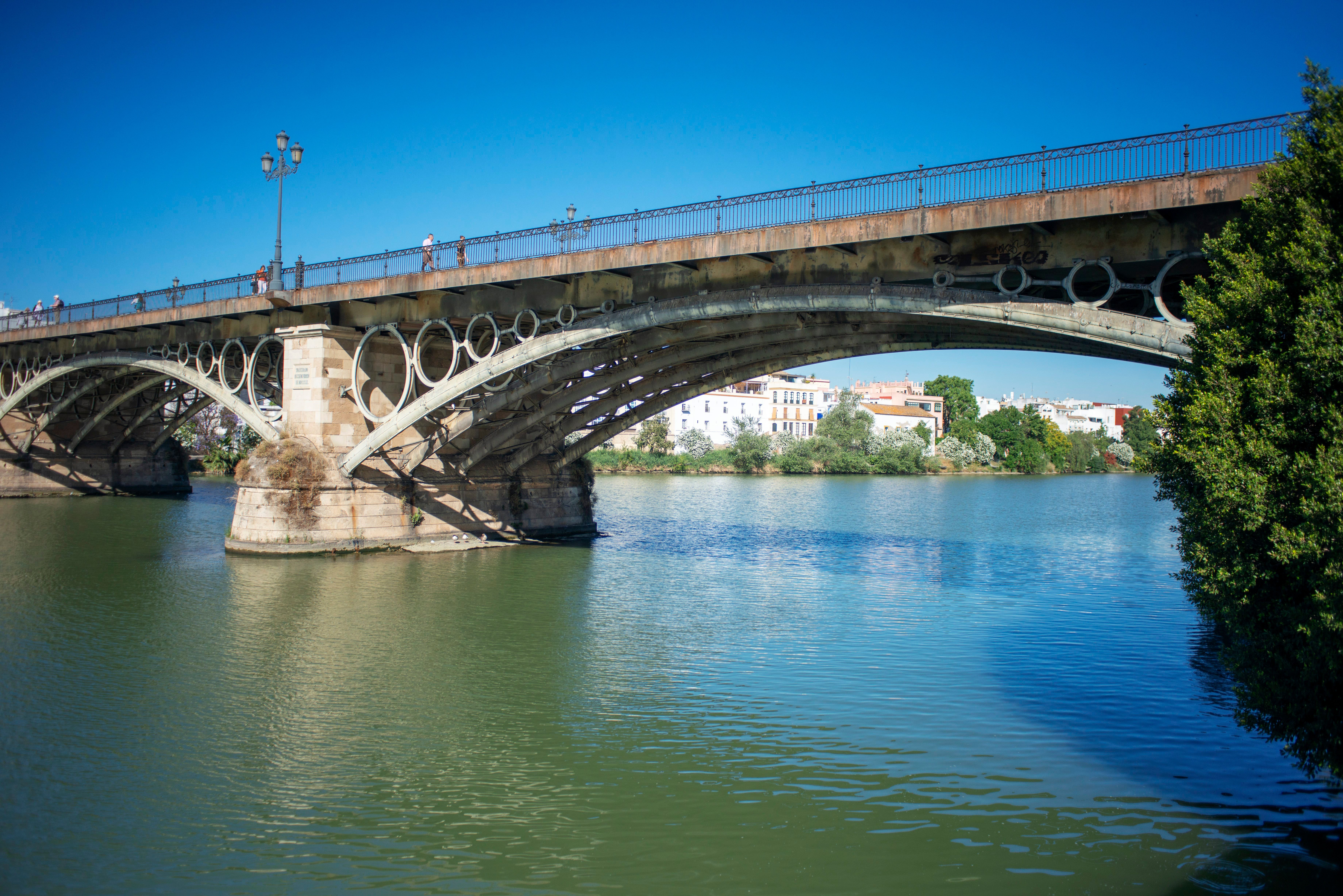 Sevilla se queda sin el Puente de Triana