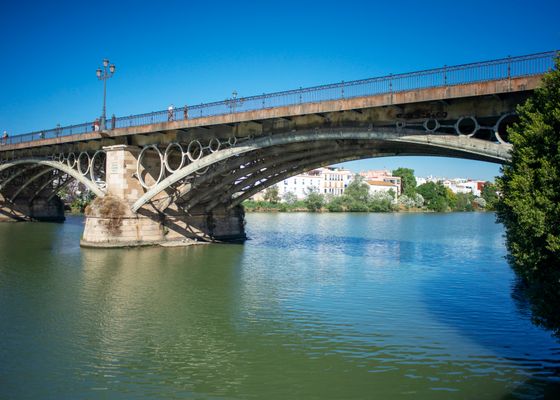 Sevilla se queda sin el Puente de Triana