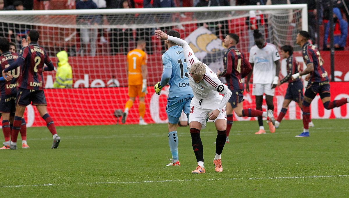 Las reacciones de frustración del vestuario del Sevilla tras el batacazo en casa ante el Levante: "Sólo queda pedir perdón" 