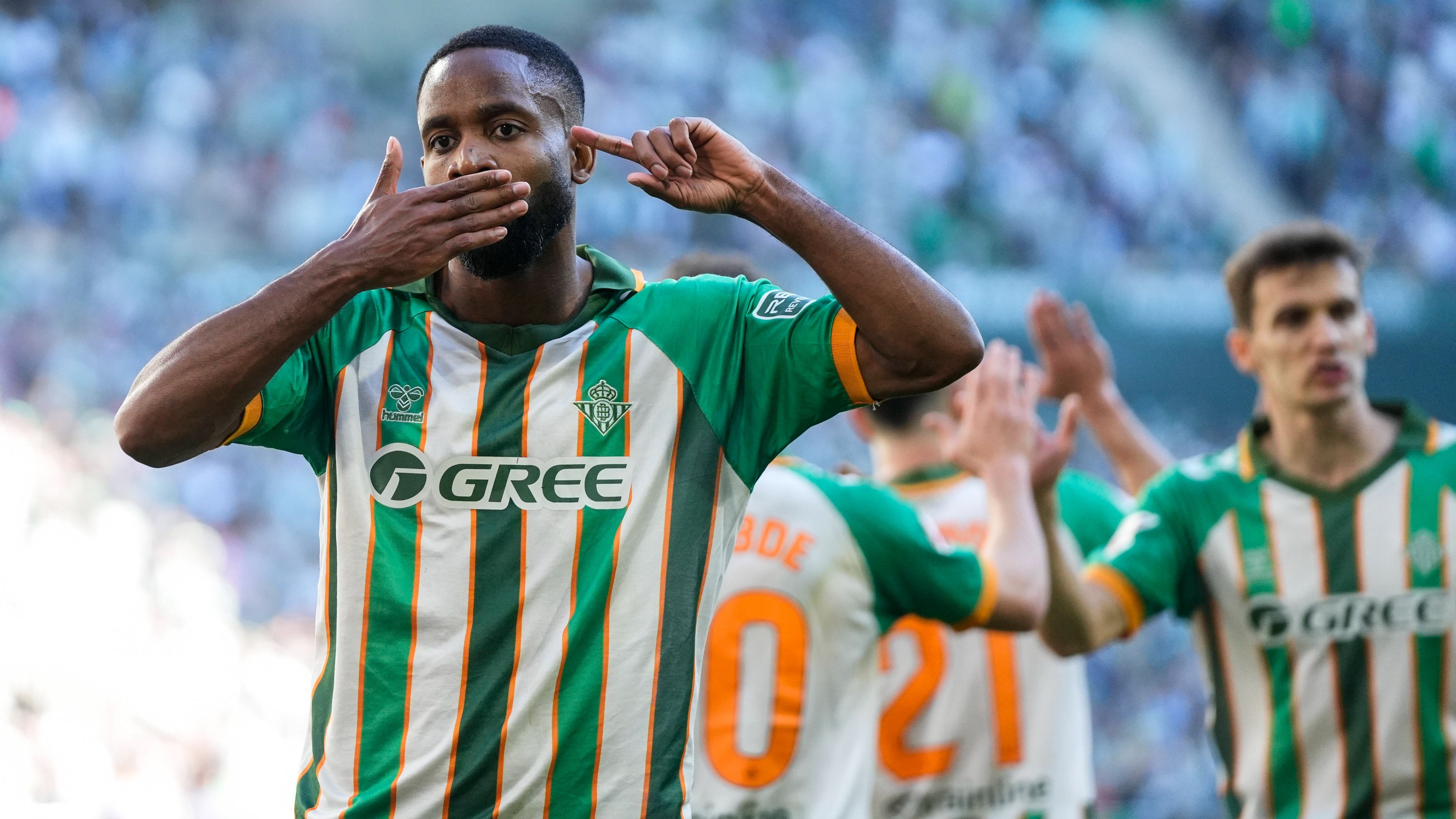 Diego Llorente la echa al suelo y Bakambu tranquiliza con su lesión