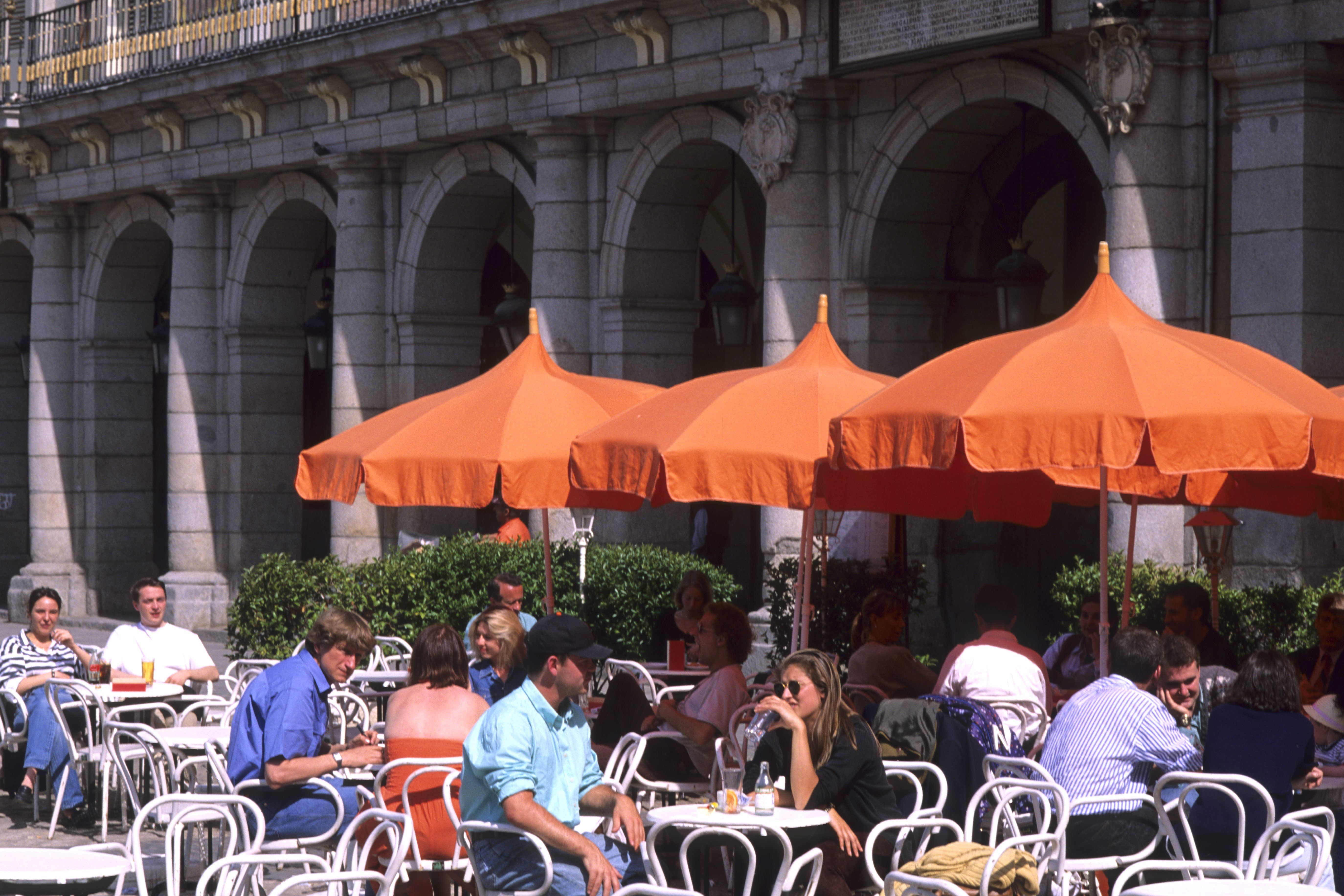 Los bares, en riesgo: la restricción al patrocinio cervecero pone en peligro más de 10.000 empleos