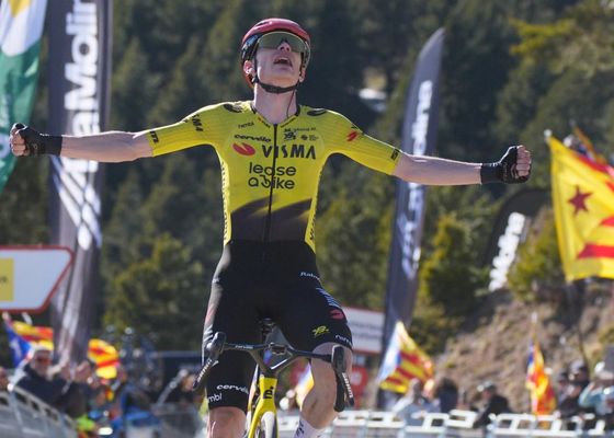 Caos en la Volta a Catalunya: se caen dos favoritos, Jonas Vingegaard aprovecha y Enric Mas se queda por el camino