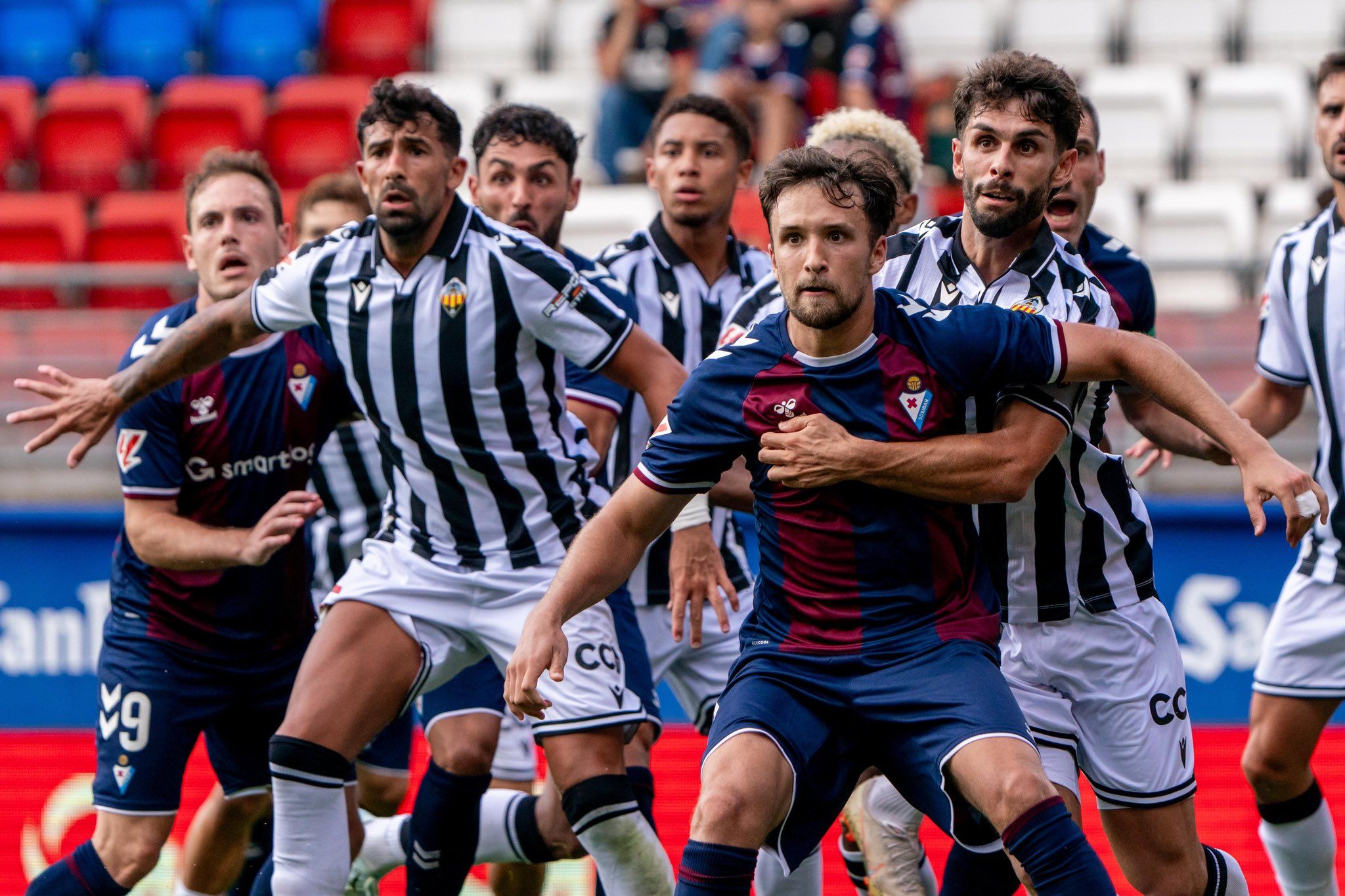 El Málaga pincha, el Eibar sonríe y el Oviedo asalta Riazor 