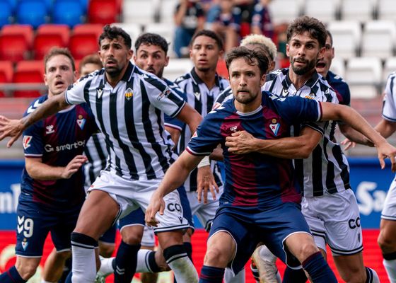 El Málaga pincha, el Eibar sonríe y el Oviedo asalta Riazor 
