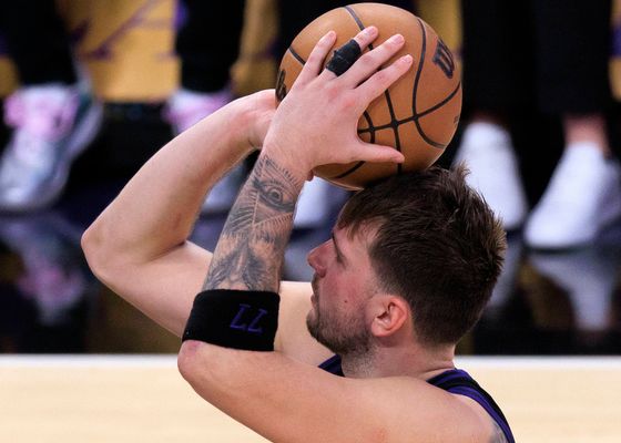 Doncic es el amo y señor de los Lakers y Jordi Fernández aprovecha la baja de Jokic