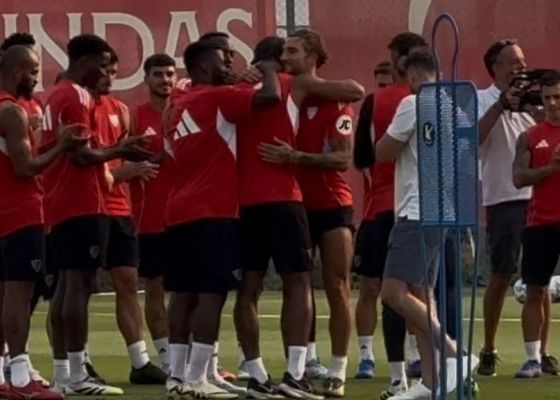 Badé, emocionado, se despide de sus compañeros en el entrenamiento del Sevilla
