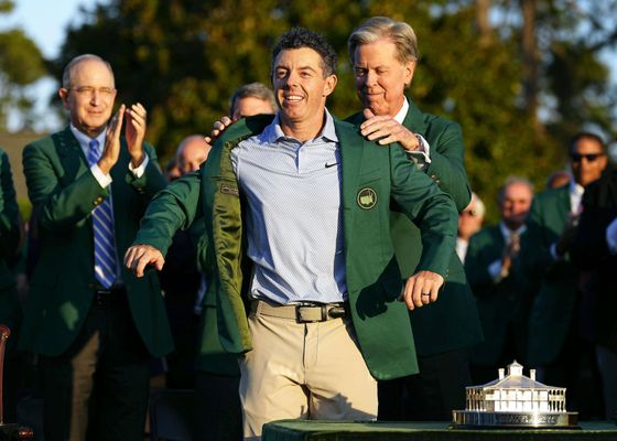Jon Rahm se fastidia en el Masters de Augusta y Rory McIlroy lo festeja: "No lo puedo creer"