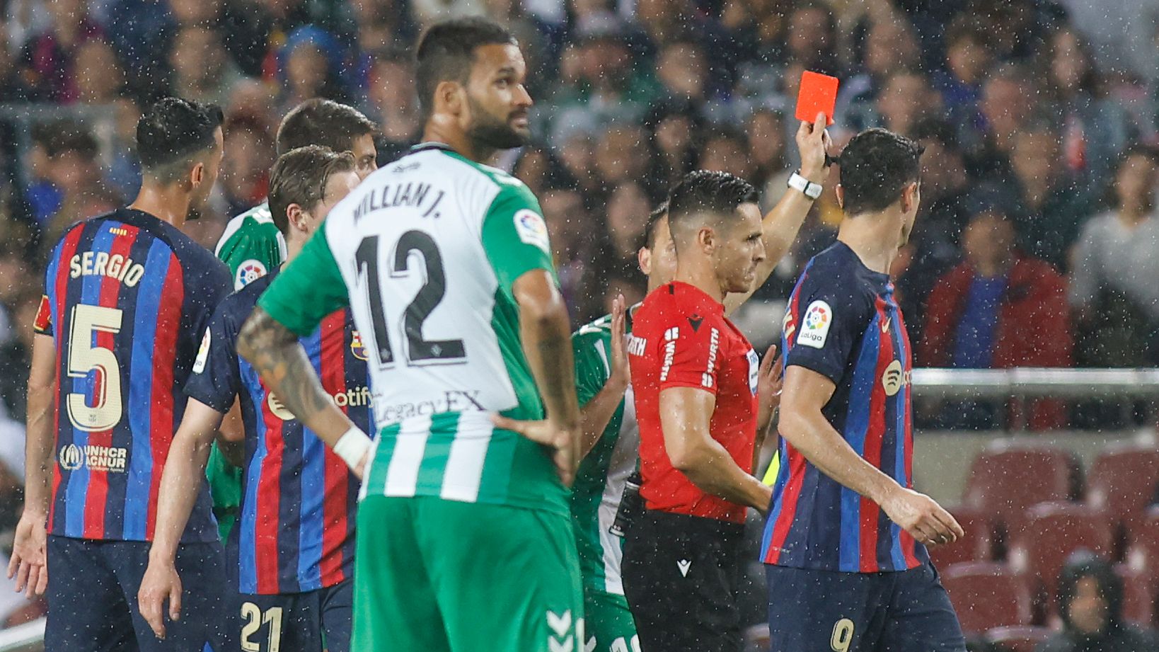 FC Barcelona 4-0 Real Betis: El típico empujoncito 'invisible' al precipicio