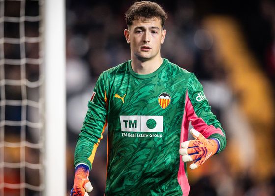 Agirrezabala regresa a Valencia y se fija como objetivo volver a jugar: el tiempo estimado de baja 