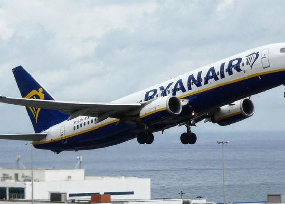 Golpe a los viajeros: Ryanair vuelve a recortar vuelos en España