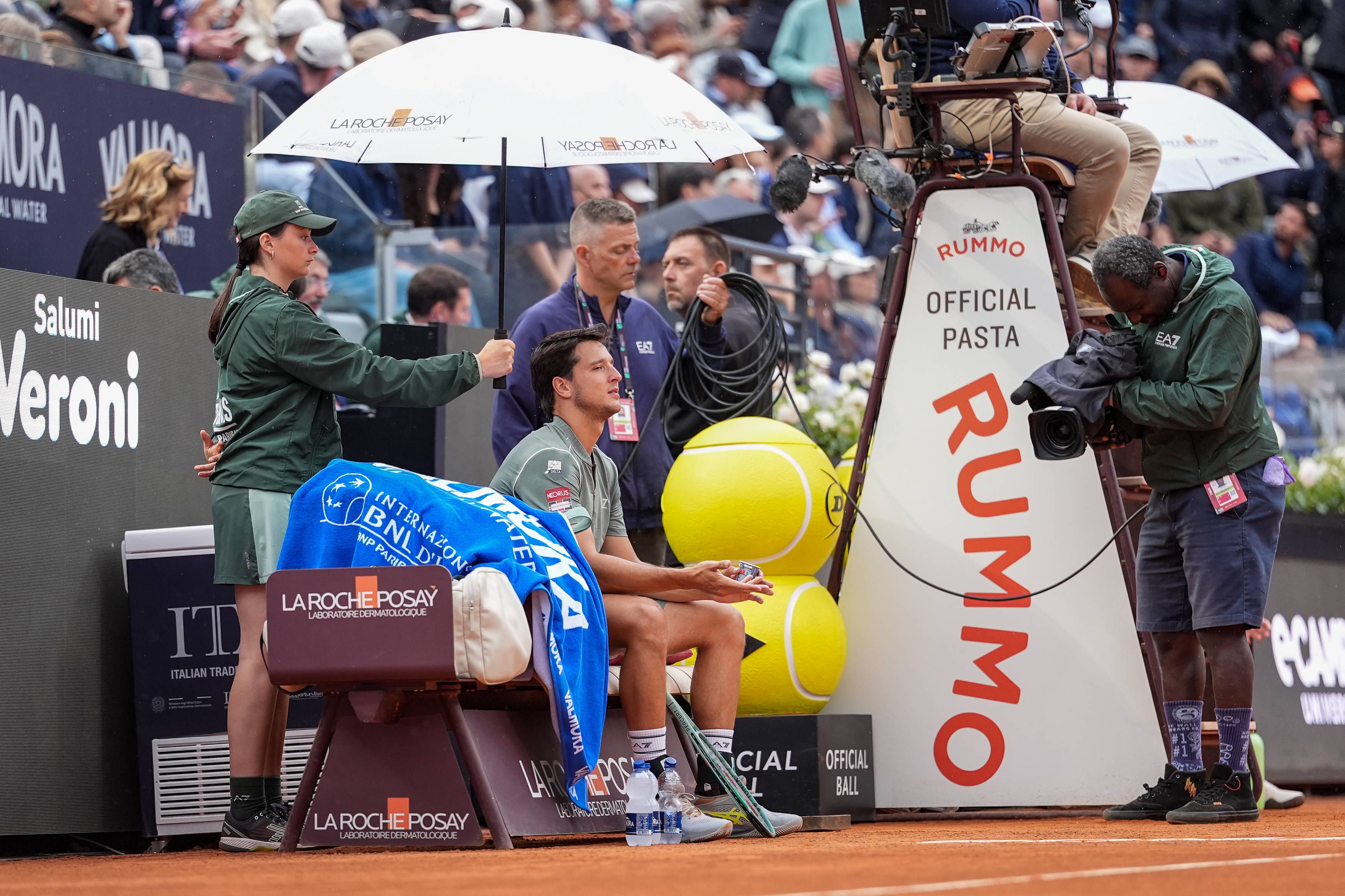 Pide un café en un descanso, invita a jugar a un espectador, sale con unas gafas futuristas... y Ruud le pasa por encima en las semifinales del Master 1.000 de Roma