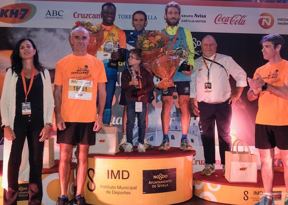 Búscate en la mejor galería de la Nocturna de Sevilla 2022