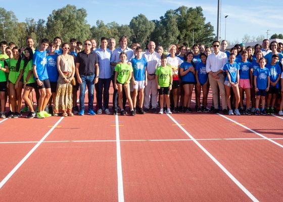 Inaugurada la nueva pista de atletismo de la UPO por el rector y el alcalde de Dos Hermanas